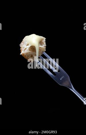 Cubetti di pane con formaggio fuso sulla forchetta di fonduta, fonduta di formaggio Foto Stock