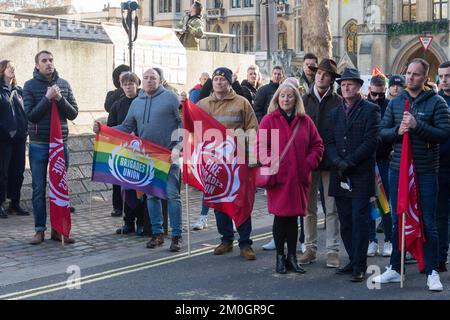 Londra, Regno Unito. 6th dicembre 2022. I membri dell'Unione dei Vigili del fuoco (FBU) partecipano a un raduno fuori dalla Sala Centrale Metodista che richiede una retribuzione equa, investimenti in servizi di prima linea e la fine dei tagli che precedono la lobby del Parlamento. Tra il 5 dicembre e il 30 gennaio si sta svolgendo una votazione per sciopero dopo che i membri della FBU hanno respinto in modo decisivo la proposta di retribuzione del 5 per cento dei datori di lavoro. Credit: Wiktor Szymanowicz/Alamy Live News Foto Stock