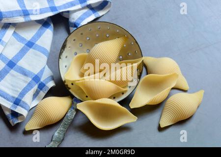 Conchiglione con mestolo setaccio, pasta conchiglia, pasta Foto Stock