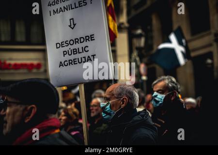 Barcellona, Spagna. 6th Dec, 2022. I separatisti catalani si oppongono alla proposta di sostituire il crimine di sedizione con un nuovo reato di disturbo pubblico aggravato. Anche se porterebbe pene più basse, i manifestanti temono che penalizzerà il diritto di manifestare. Credit: Matthias Oesterle/Alamy Live News Foto Stock