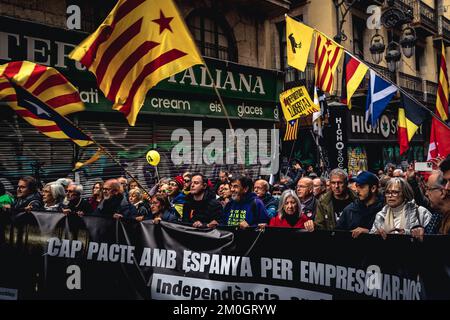 Barcellona, Spagna. 6th Dec, 2022. I separatisti catalani marciano dietro la loro bandiera mentre protestano contro la proposta di sostituire il crimine di sedizione con un nuovo reato di aggravamento del disordine pubblico. Anche se porterebbe pene più basse, i manifestanti temono che penalizzerà il diritto di manifestare. Credit: Matthias Oesterle/Alamy Live News Foto Stock