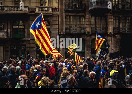 Barcellona, Spagna. 6th Dec, 2022. I separatisti catalani con le bandiere d'estelada sventolano marcia contro la proposta di sostituire il crimine di sedizione con un nuovo reato di disturbo pubblico aggravato. Anche se porterebbe pene più basse, i manifestanti temono che penalizzerà il diritto di manifestare. Credit: Matthias Oesterle/Alamy Live News Foto Stock