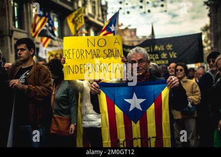 Barcellona, Spagna. 6th Dec, 2022. I separatisti catalani si oppongono alla proposta di sostituire il crimine di sedizione con un nuovo reato di disturbo pubblico aggravato. Anche se porterebbe pene più basse, i manifestanti temono che penalizzerà il diritto di manifestare. Credit: Matthias Oesterle/Alamy Live News Foto Stock