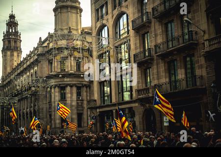 Barcellona, Spagna. 6th Dec, 2022. I separatisti catalani con le bandiere d'estelada sventolano marcia contro la proposta di sostituire il crimine di sedizione con un nuovo reato di disturbo pubblico aggravato. Anche se porterebbe pene più basse, i manifestanti temono che penalizzerà il diritto di manifestare. Credit: Matthias Oesterle/Alamy Live News Foto Stock