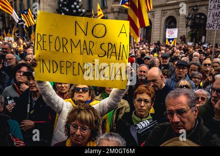 Barcellona, Spagna. 6th Dec, 2022. I separatisti protestano di fronte alla Generalitat catalana contro la proposta di sostituire il crimine di sedizione con un nuovo reato di disturbo pubblico aggravato. Anche se porterebbe pene più basse, i manifestanti temono che penalizzerà il diritto di manifestare. Credit: Matthias Oesterle/Alamy Live News Foto Stock