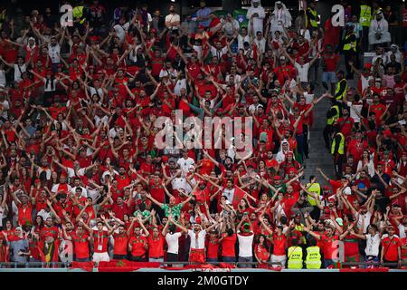 AL RAYYAN, QATAR - 6 DICEMBRE: Tifosi e sostenitori del Marocco durante il Round of 16 - Coppa del mondo FIFA Qatar 2022 partita tra Marocco e Spagna al Education City Stadium il 6 dicembre 2022 a al Rayyan, Qatar (Foto di Pablo Morano/BSR Agency) Foto Stock