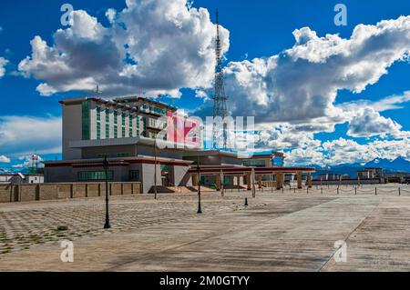 Stazione TV nella città di Ali, Shiquanhe, la città più occidentale del Tibet, Asia Foto Stock