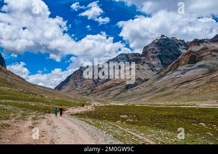 Pellegrini sul Kailash Kora, Tibet occidentale, Asia Foto Stock