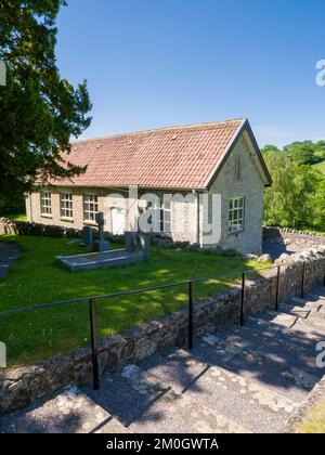 La sala del villaggio a Butcombe dal cimitero, Somerset del Nord, Inghilterra. Foto Stock