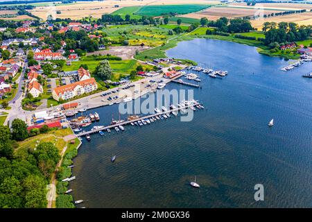 Antenna di Kirchdorf, villaggio della chiesa con il suo porto sull'isola di Poel, Mar Baltico, Germania, Europa Foto Stock