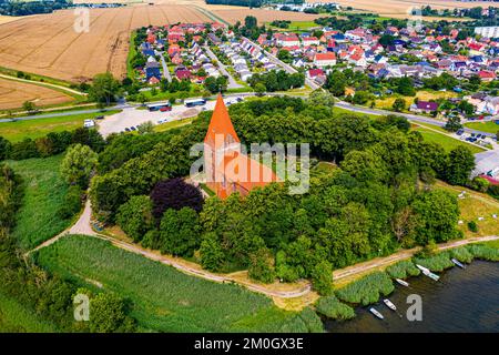 Antenna di Kirchdorf, villaggio della chiesa con il suo porto sull'isola di Poel, Mar Baltico, Germania, Europa Foto Stock