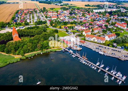 Antenna di Kirchdorf, villaggio della chiesa con il suo porto sull'isola di Poel, Mar Baltico, Germania, Europa Foto Stock