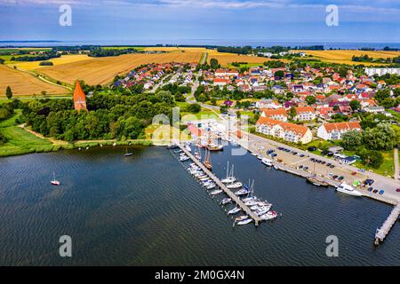 Antenna di Kirchdorf, villaggio della chiesa con il suo porto sull'isola di Poel, Mar Baltico, Germania, Europa Foto Stock