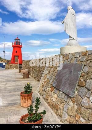 Monumento commemorativo con lapide commemorativa sulla destra per le vittime dell'affondamento della nave da crociera nave disastro dell'affondamento nave Costa Concordia, sopra i Foto Stock