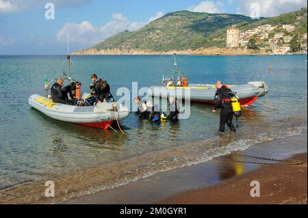 Tuffatori in spiaggia Immersioni su gommoni, Giglio Campese, Giglio Isola, Toscana, Italia, Europa Foto Stock