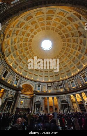 Soffitto a cassettoni con oculo Ocukus nello storico tempio romano Chiesa cristiana Pantheon romano, Roma, Lazium, Italia, Europa Foto Stock