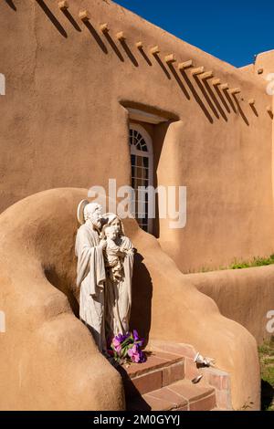 La chiesa di San Francisco de Asis a Ranchos de Taos, New Mexico, USA, resa famosa da Ansel Adams. Foto Stock