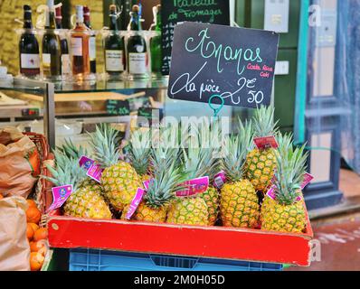 Ananas in vendita all'aperto in Normandia, Francia Foto Stock