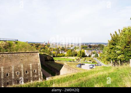 Fortezza di San Pieter su una montagna con la linea del cielo di Maastricht sullo sfondo Foto Stock