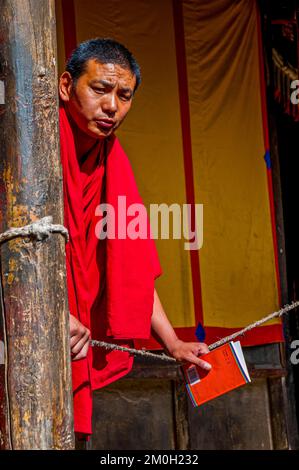 Giovane monaco, monastero di Tashilhunpo, Shigatse, Tibet, Asia Foto Stock