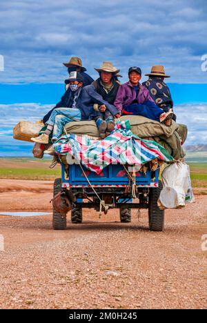 Pellegrini tibetani su un trattore sulla strada da Gerze a Tsochen, Tibet occidentale, Asia Foto Stock