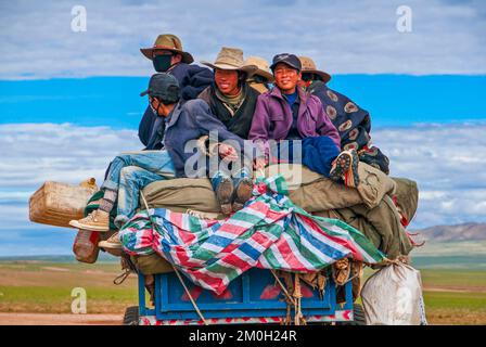 Pellegrini tibetani su un trattore sulla strada da Gerze a Tsochen, Tibet occidentale, Asia Foto Stock