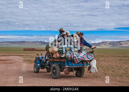 Pellegrini tibetani su un trattore sulla strada da Gerze a Tsochen, Tibet occidentale, Asia Foto Stock