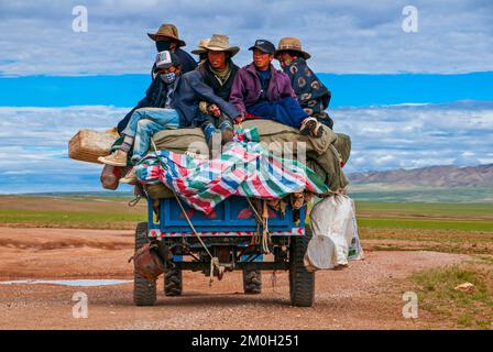 Pellegrini tibetani su un trattore sulla strada da Gerze a Tsochen, Tibet occidentale, Asia Foto Stock