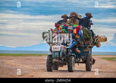 Pellegrini tibetani su un trattore sulla strada da Gerze a Tsochen, Tibet occidentale, Asia Foto Stock