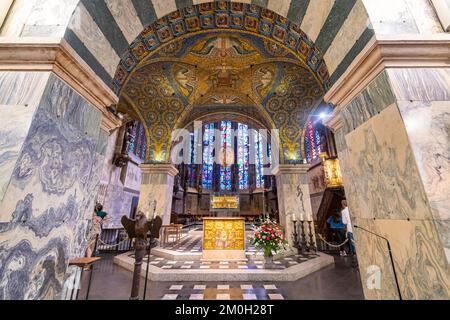 Splendidi interni nel sito patrimonio mondiale dell'UNESCO, la cattedrale di Aquisgrana, Aquisgrana, Germania, Europa Foto Stock