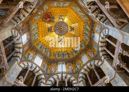 Splendidi interni nel sito patrimonio mondiale dell'UNESCO, la cattedrale di Aquisgrana, Aquisgrana, Germania, Europa Foto Stock