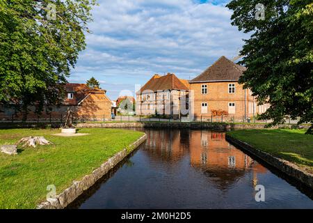 Canale d'acqua nei giardini di Ludwigslust Palace, Ludwigslust, Germania, Europa Foto Stock