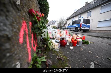 Illerkirchberg, Germania. 06th Dec, 2022. Candele e fiori si trovano sulla scena a Illerkirchberg. Credit: Bernd Weißbrod/dpa/Alamy Live News Foto Stock