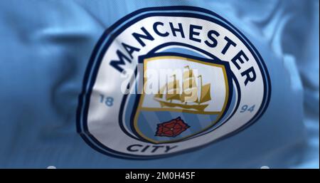 Manchester, UK, maggio 2022: Tessuto sfondo con la bandiera di Manchester City che sventolano. Il Manchester F.C. è una squadra di calcio professionale con sede a Bradford, M. Foto Stock