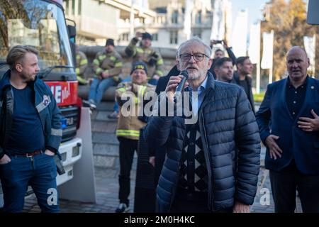 Londra/Regno Unito 06 dicembre 2022. L'Unione dei vigili del fuoco ha aperto il proprio scrutinio di sciopero ai 32.000 membri dei vigili del fuoco e del personale di controllo. Con una dimostrazione di solidarietà, centinaia di vigili del fuoco hanno poi marciato dalla loro riunione al Parlamento, chiedendo un equo aumento delle retribuzioni. Aubrey Fagon/Live Alamy News Foto Stock