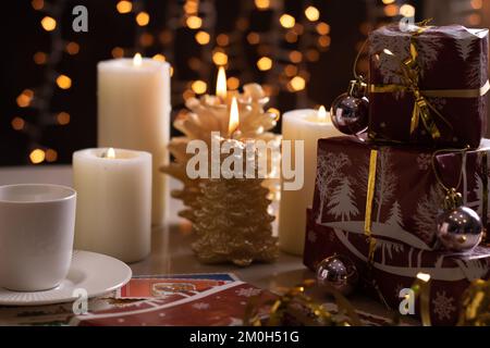 Immagini Stock - Grandi Candele Rosse E Bianche, Primo Piano. Foto Di Alta  Qualità. Image 161594733