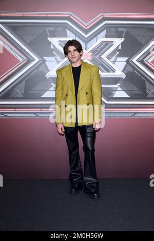 Milano, Italia. 06th Dec, 2022. Milano, fotocall per la presentazione della finale 'X-Factor 2022' - Rkomi Credit: Independent Photo Agency/Alamy Live News Foto Stock