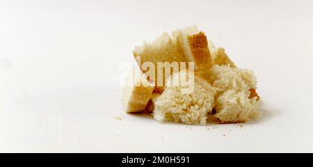 pezzi di pane isolati su sfondo bianco. Fette di pane e briciole . Foto Stock