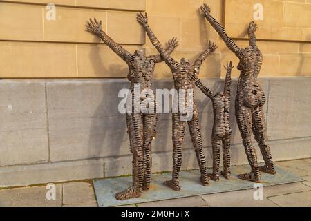 Bruxelles, Belgio: 5 novembre 2022: Scultura dell'artista congolese Freddy Tsimba al di fuori del Museo reale dell'Africa Centrale Foto Stock