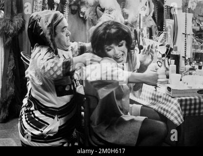 Joan Collins, on-set of the British Film, 'i don't want to be born', titolo statunitense: 'The Devil Within Her', Fox-Rank, 1975 Foto Stock