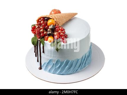 Torta di compleanno festiva in blu e bianco. Decorato con lamponi di frutta fragole mirtilli physalis. Pile di cioccolato. Su sfondo bianco. Foto Stock