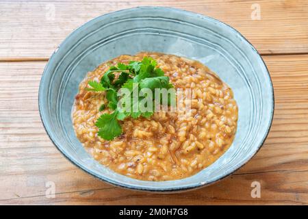 Delizioso risotto con vongole con sugo di carne e pesce per il ristorante. Foto Stock