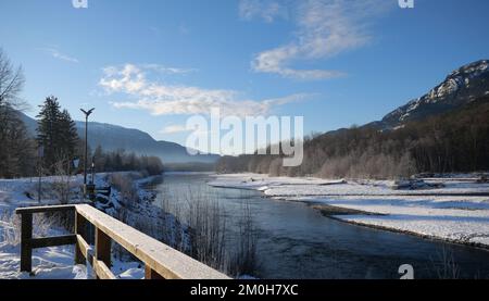 Paesaggio invernale della diga Eagle Run a Brackendale, Squamish, British Columbia, Canada Foto Stock