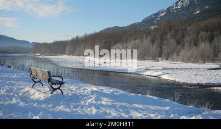 Paesaggio invernale della diga Eagle Run a Brackendale, Squamish, British Columbia, Canada Foto Stock