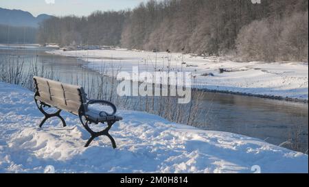 Paesaggio invernale della diga Eagle Run a Brackendale, Squamish, British Columbia, Canada Foto Stock