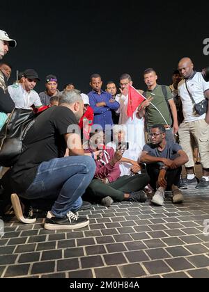 Gli appassionati di calcio che guardano la partita Marocco contro Spagna fuori dal Education City Stadium, Qatar, durante la Coppa del mondo FIFA 2022. Ci erano scene tese più presto fuori dello stadio come la polizia antisommossa ha messo i loro caschi, la polizia montata ed i cani si sono mossi in avanti ed almeno due persone sono state tirate via dalle forze di sicurezza. Decine di tifosi marocchini si trovavano fuori dallo stadio mentre la loro squadra giocava in Spagna. Data immagine: Martedì 6 dicembre 2022. Foto Stock