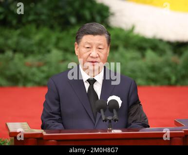 (221206) -- PECHINO, 6 dicembre 2022 (Xinhua) -- Xi Jinping, segretario generale del Comitato centrale del Partito comunista cinese (CPC), presidente cinese e presidente della Commissione militare centrale (CMC), si riunisce in memoria per Jiang Zemin, Che è morto il 30 novembre all'età di 96 anni, nella Grande Sala del Popolo a Pechino, capitale della Cina, il 6 dicembre 2022. La riunione si è svolta dal Comitato centrale del CPC, dal Comitato permanente del Congresso nazionale del popolo (NPC), dal Consiglio di Stato, dal Comitato nazionale della Conferenza consultiva politica popolare cinese (CPPCC), dal Comitato permanente del Congresso nazionale del popolo cinese (CPPCC), dal Comitato di Stato e dal Comitato nazionale della Conferenza consultiva politica popolare cinese (CPPC Foto Stock