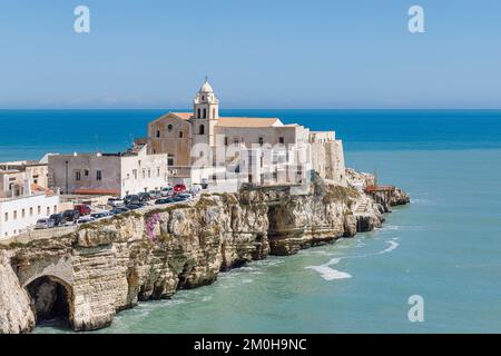 Italia, Puglia, Vieste, Punta San Francesco e la Chiesa Retoria di San Francesco Foto Stock