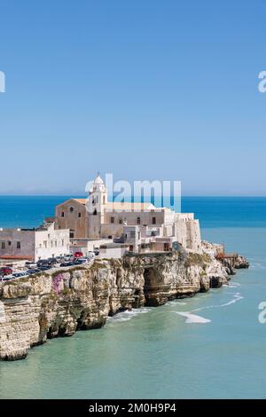 Italia, Puglia, Vieste, Punta San Francesco e la Chiesa Retoria di San Francesco Foto Stock