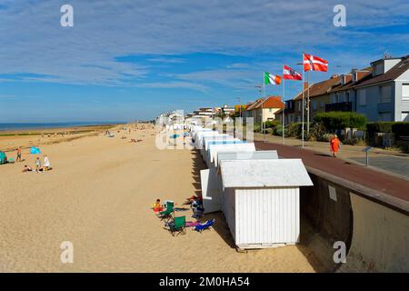 Francia, Calvados, Cote de Nacre (perla costa), Courseulles sur Mer, la spiaggia con cabine Foto Stock